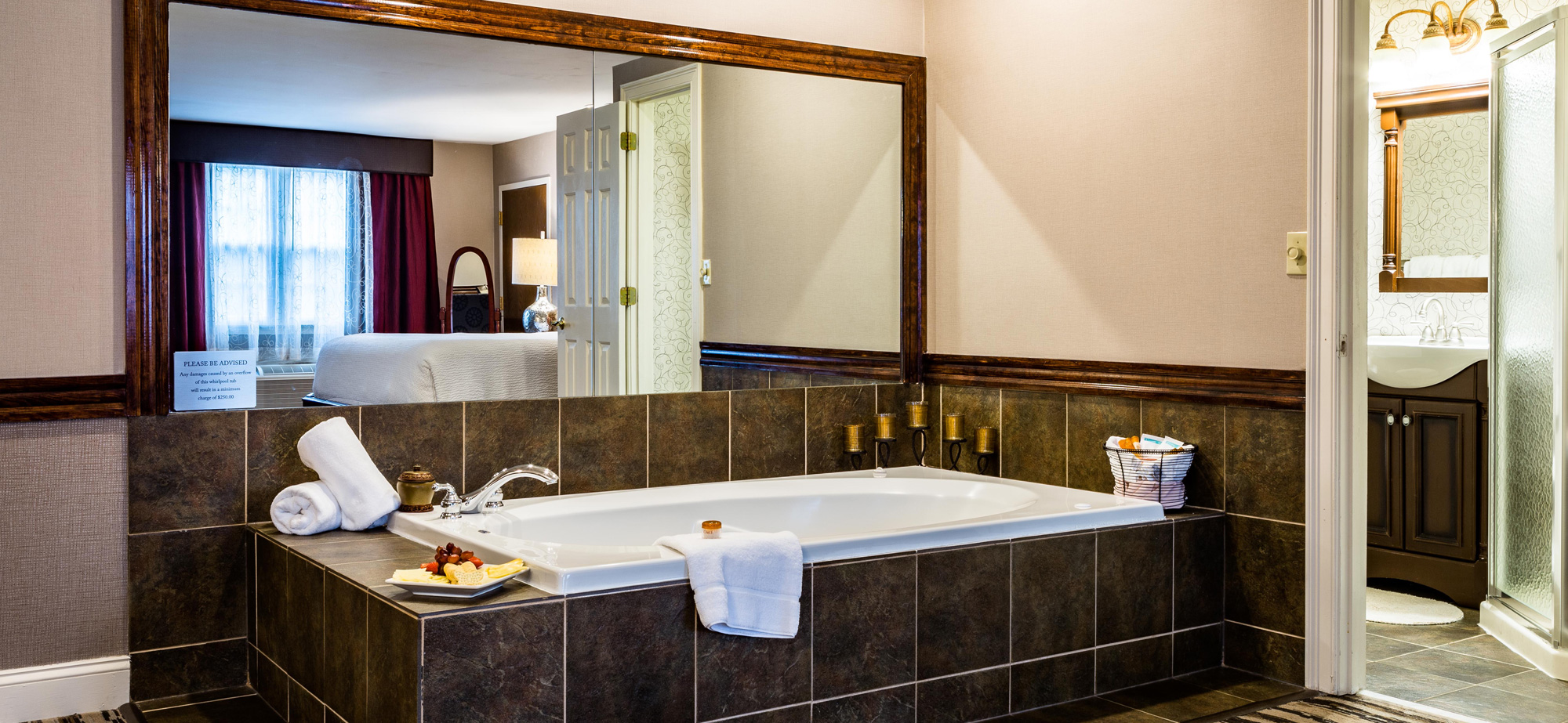 Jacuzzi Hotel Room Central Ma Getaway, Hotels In Boston With Big Bathtubs