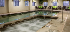 colonial hotel, amenities, pool, hot tub, family friendly, sauna